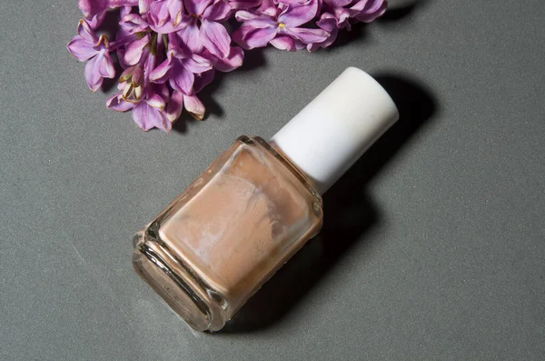 Gri arka planda bej oje ve leylak.