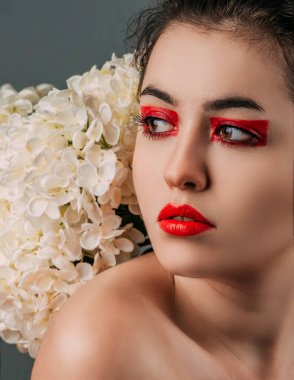 Kırmızı makyajlı güzel kıvırcık kız.