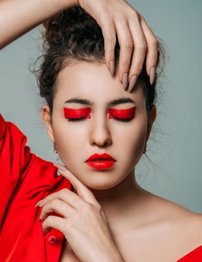 Kırmızı makyajlı güzel kıvırcık kız.