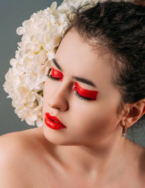 Kırmızı makyajlı güzel kıvırcık kız.