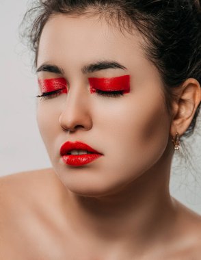 Kırmızı makyajlı güzel kıvırcık kız.