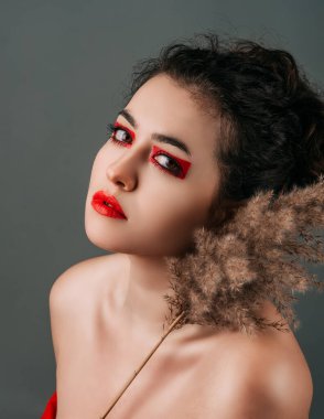 Kırmızı makyajlı güzel kıvırcık kız.