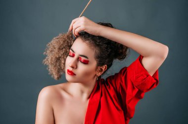 Kırmızı makyajlı güzel kıvırcık kız.