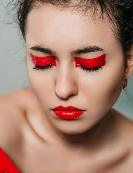 Kırmızı makyajlı güzel kıvırcık kız.