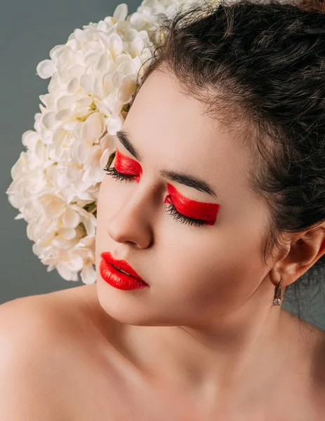 Kırmızı makyajlı güzel kıvırcık kız.