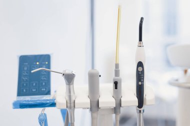 Modern tıp bürosunda diş aletleri ve aletlerin kapatılması