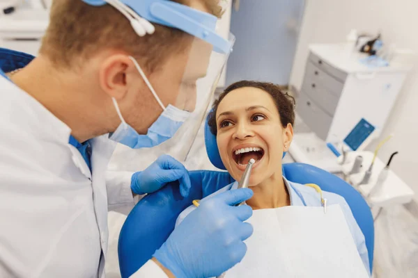 Colpo Testa Del Dentista Maschio Maschera Protettiva Esaminando Denti Del — Foto Stock