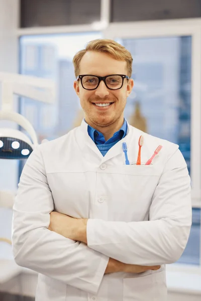Retrato Dentista Positivo Com Escovas Dentes Bolso Casaco Olhando Para — Fotografia de Stock