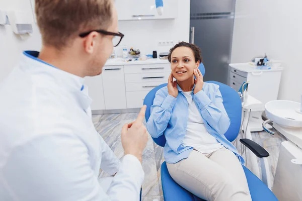 Mulher Sorridente Cadeira Dentária Conversando Com Médico Mostrando Dor Dente — Fotografia de Stock