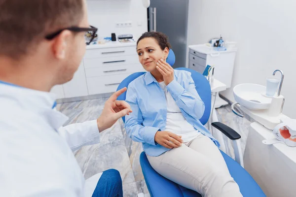 Cliente Femminile Con Mal Denti Mostrando Dente Doloroso Dentista Maschile — Foto Stock