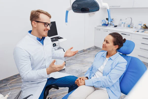 Dentista Masculino Sorridente Explicando Cliente Sobre Procedimento Odontológico Clínica Com — Fotografia de Stock