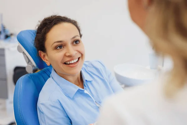 Πορτρέτο Της Ελκυστικής Γυναίκας Στην Οδοντιατρική Καρέκλα Έχοντας Συνομιλία Οδοντίατρο — Φωτογραφία Αρχείου