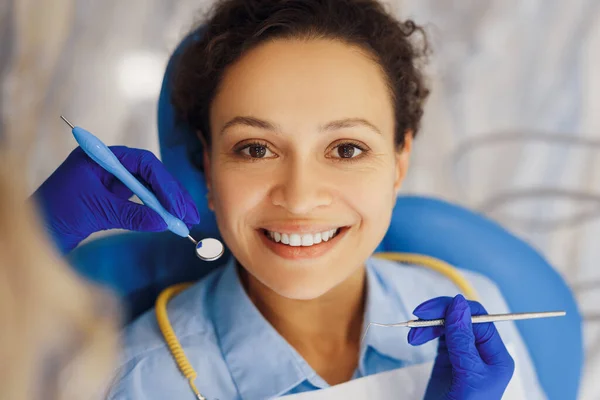 Κάτοψη Του Χαμογελαστή Γυναίκα Κοιτάζοντας Κάμερα Κατά Διάρκεια Της Οδοντιατρικής — Φωτογραφία Αρχείου