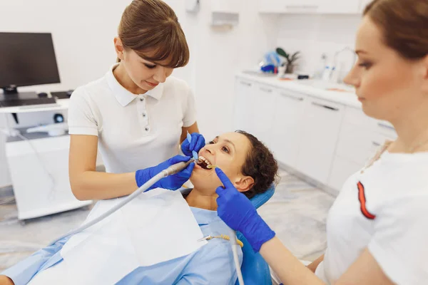 Γυναικείος Οδοντίατρος Και Βοηθός Που Παρέχουν Οδοντιατρικές Διαδικασίες Για Δόντια — Φωτογραφία Αρχείου
