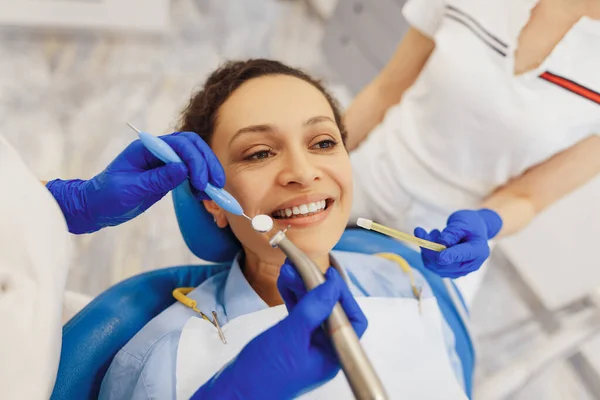 Γυναίκα Γιατρός Και Νοσοκόμα Λαστιχένια Γάντια Που Ελέγχουν Δόντια Των — Φωτογραφία Αρχείου