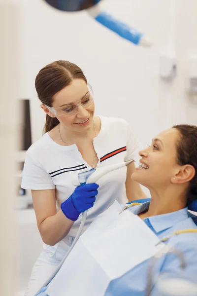 Χαμογελαστός Γυναικείος Οδοντίατρος Που Εξετάζει Γυναικεία Δόντια Οδοντιατρικά Εργαλεία Στο — Φωτογραφία Αρχείου