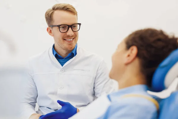 Pozytywny Dentysta Rozmawiający Pacjentką Krześle Dentystycznym Przed Leczeniem Stomatologicznym — Zdjęcie stockowe