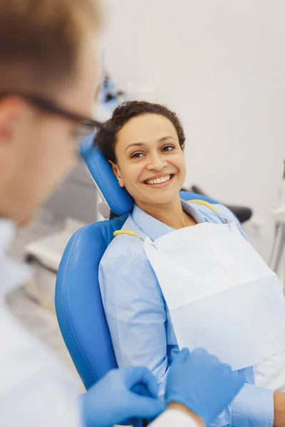 Radosna Kobieta Mająca Dobry Nastrój Przed Wizytą Lekarza Dentysta Przygotowujący — Zdjęcie stockowe