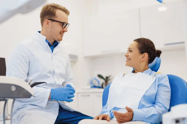 Positiver Kunde Und Zahnarzt Gespräch Über Medizinische Behandlungsverfahren Modernen Zahnarztpraxen — Stockfoto