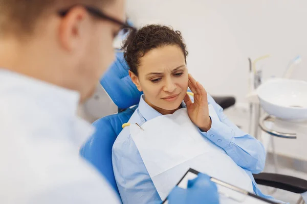 Männlicher Zahnarzt Schreibt Diagnose Für Patientin Mit Zahnschmerzen Moderner Klinik — Stockfoto