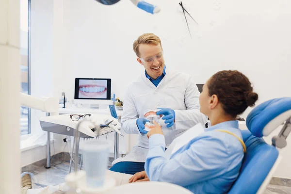 Ortodontista Positivo Mostrando Modelo Mandíbulas Cliente Feminino Clínica Odontológica Com — Fotografia de Stock