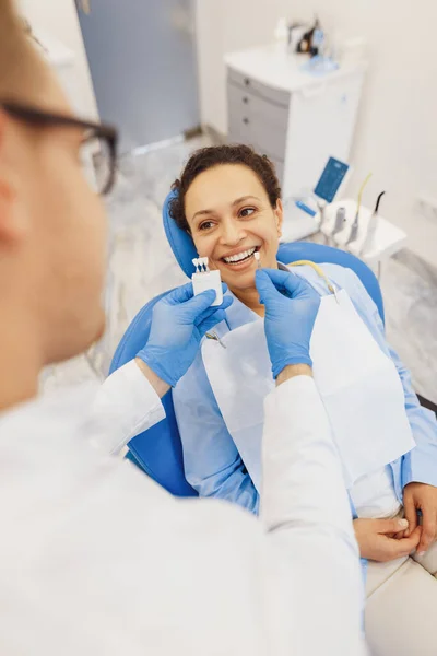 Overhead Tiro Paciente Positivo Sentado Cadeira Dentária Escolhendo Cor Dos — Fotografia de Stock