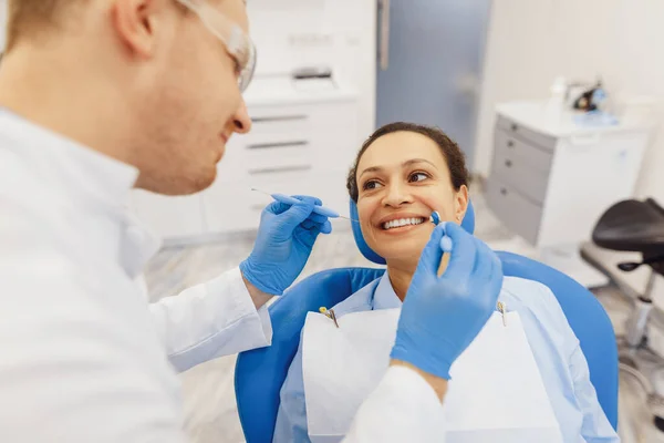 Visão Geral Dentista Masculino Verificando Dentes Cliente Feminino Com Espelho — Fotografia de Stock