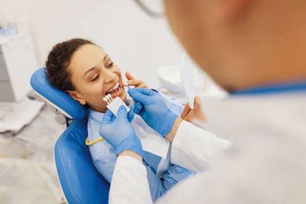 Mężczyzna Dentysta Gospodarstwa Palety Kolorem Zębów Zapewnienie Leczenia Klientem Widok — Zdjęcie stockowe
