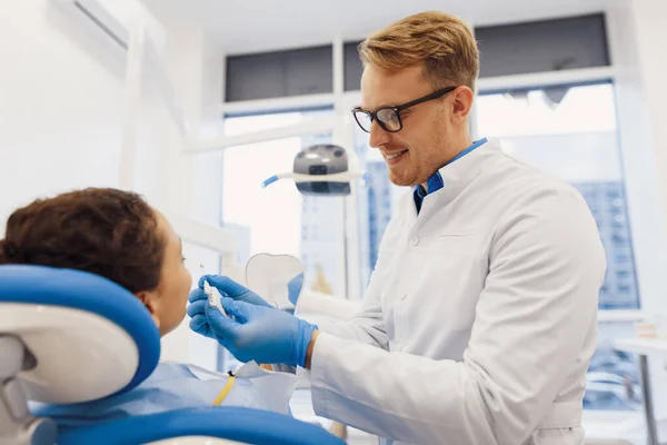 Uśmiechnięty Lekarz Pacjentka Wybierająca Kolor Zębów Paletą Proces Leczenia — Zdjęcie stockowe