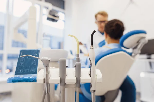 Foto Ravvicinata Strumenti Dentali Dentista Che Parla Con Cliente Sulla — Foto Stock