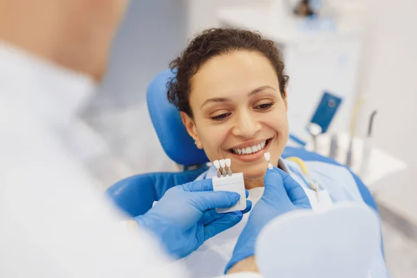 Donna Sorridente Sedia Dentale Scegliere Colore Dei Denti Con Dentista — Foto Stock