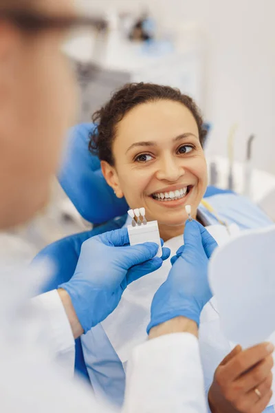 Portret Uśmiechniętej Kobiety Wybierającej Kolor Implantów Zęba Lekarzem Krześle Dentystycznym — Zdjęcie stockowe