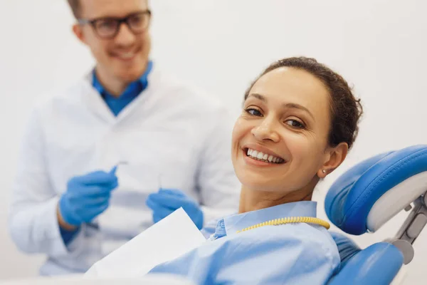 Retrato Mulher Sorridente Posando Para Câmera Cadeira Dentária Com Dentista — Fotografia de Stock