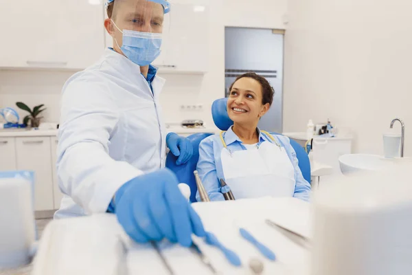 Giovane Dentista Maschera Protettiva Preparare Strumenti Medici Controllo Dei Denti — Foto Stock