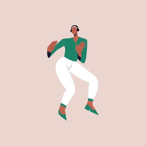 Mujer negra feliz bailar con la música mientras se escucha con auriculares. Personaje femenino de dibujos animados bailando de alegría y diversión. Ilustración vectorial en estilo plano. Eps 10. — Vector de stock