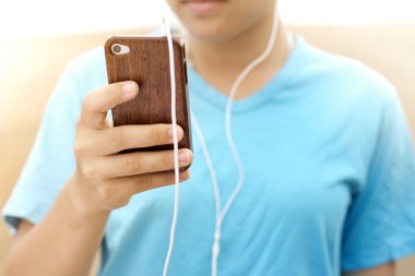 bir akıllı telefon kullanan kadın yaşam tarzı müzik dinleyebilirsiniz, filtre uygulanmış görüntü efekti renk