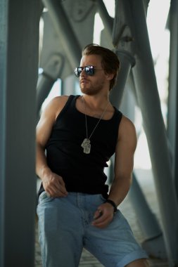 adam sokakta kara yelek