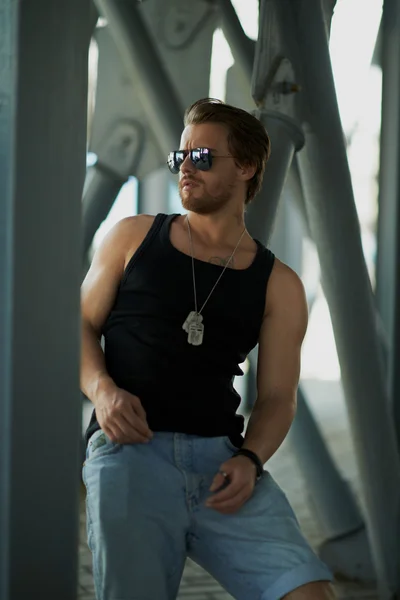 Man in een zwart vest op de straat — Stockfoto