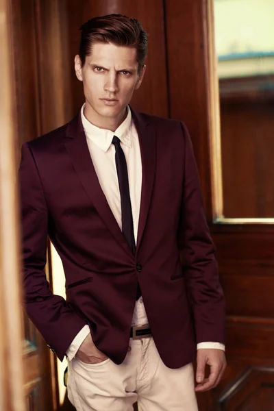 adam bir kravat