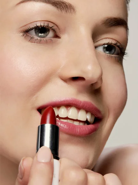 The girl with gubmy lipstick and a smile — Stock Photo, Image