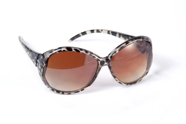 Güneş gözlüğü beyaza izole edilmiş