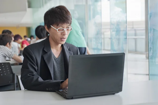 Jovem empresário usando laptop — Fotografia de Stock