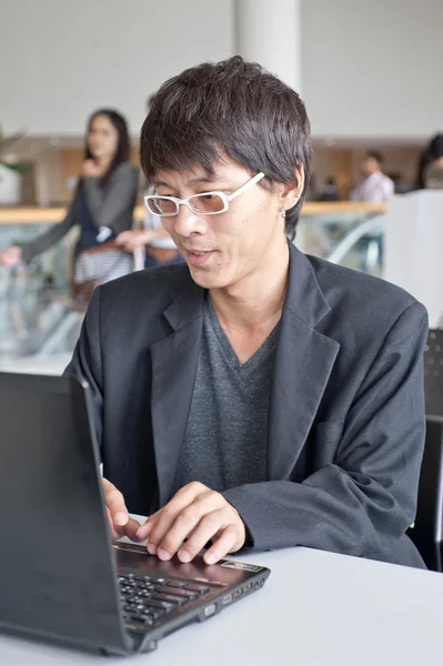 Jonge zakenman met laptop — Stockfoto