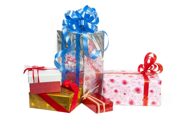 Caja de regalo roja única con cinta de plata sobre fondo blanco . —  Fotos de Stock