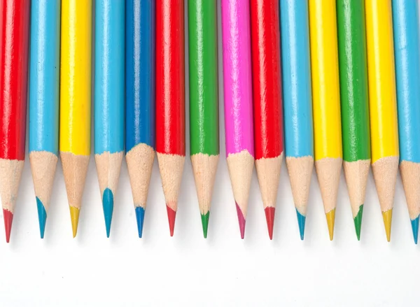 Кольорові олівці ізольовані на білому тлі крупним планом — стокове фото