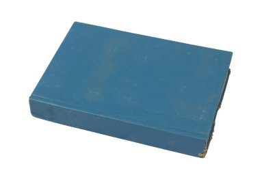 Beyaz arkaplan üzerine eski kitabı aç