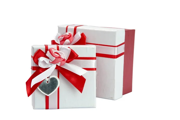 在白色背景上的银色丝带单红色礼品盒. — 图库照片