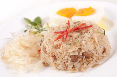 Kızarmış pirinç.