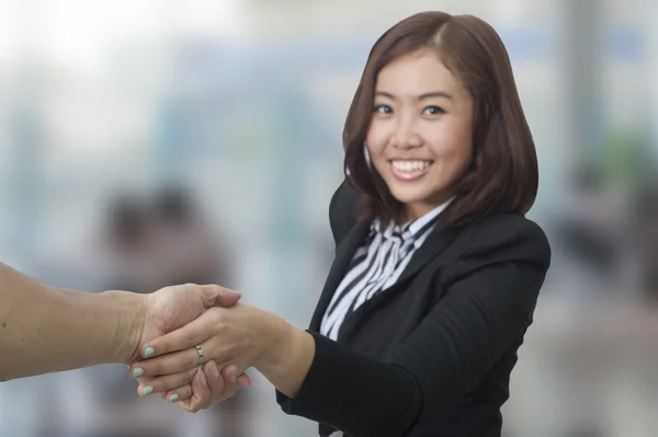 Mujer de negocios asiática de confianza, primer plano retrato sobre fondo blanco — Foto de Stock