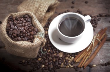 Beyaz arka planda kahve fincanı ve fasulye..